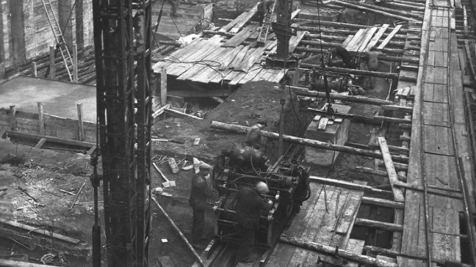 1930 - assembly of steel frame 2