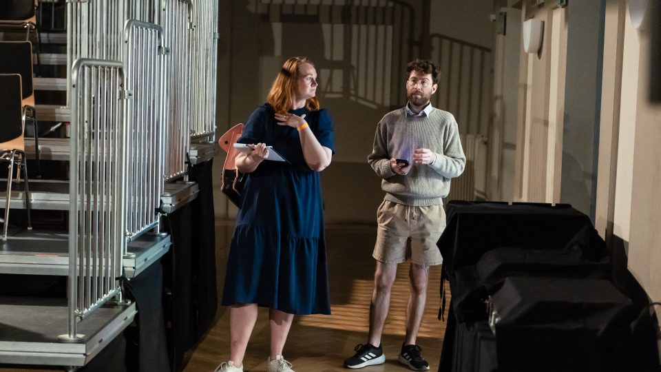 Moderátoři Pavlína Nečásková a Matěj Skalický před začátkem konference Pravda v pohybu