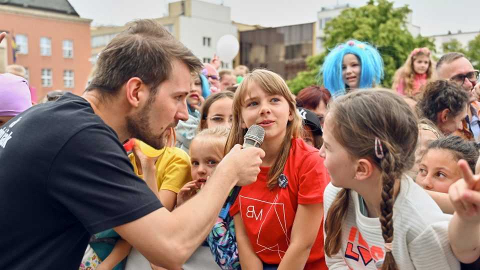 Petr Ševčík vyzpovídal fanynky na koncertě Rádia Junior ve Zlíně