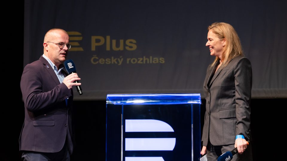 Šéfredaktor Českého rozhlasu Plus Josef Pazderka s moderátorkou Světlanou Witowskou