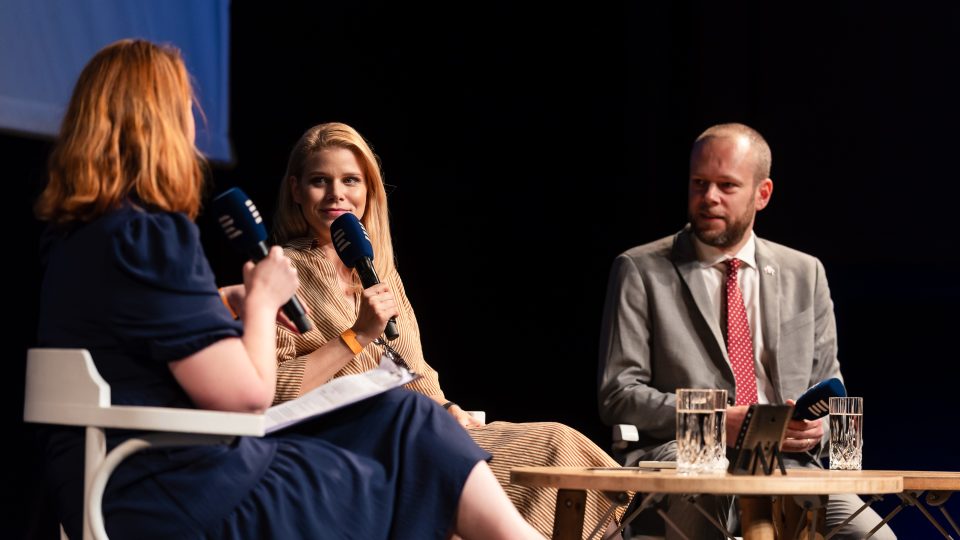 Moderátorka Chyby systému: Speciál Slovensko Pavlína Nečásková se svými hosty, Zuzanou Kovačič Hanzelovou a Victorem Breinerem