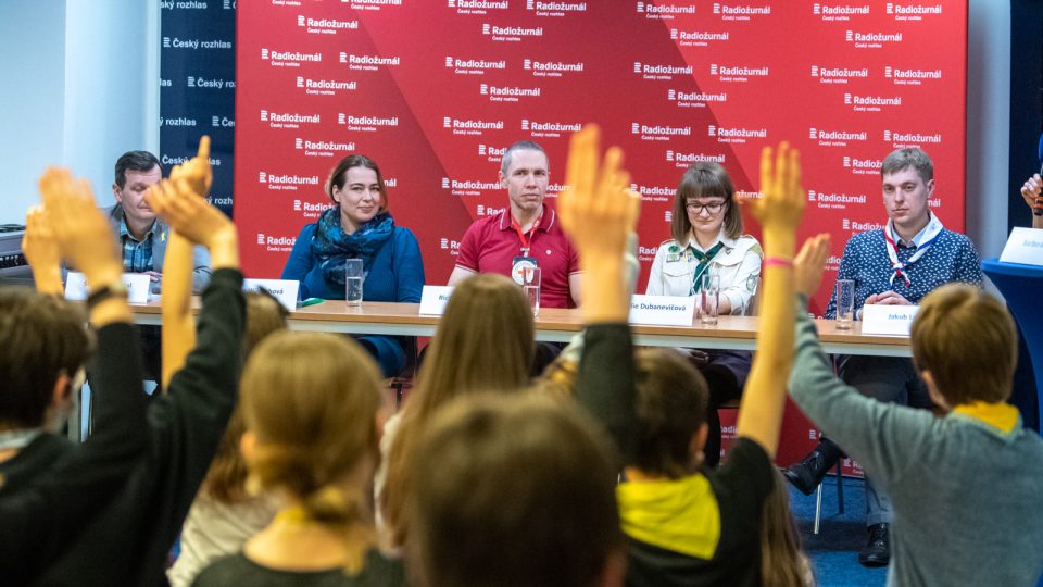 Děti měly tolik dotazů, že se diskutovalo i po oficiálním ukončení tiskové konference